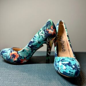 Refresh Tropical Print Pumps – New with Tags – Size 38